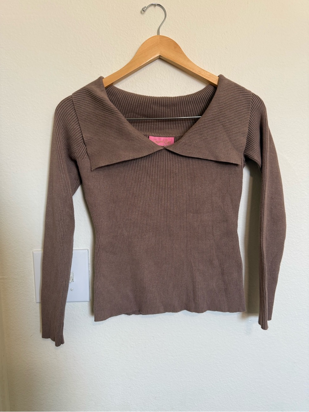 Brown Ribbed Long-Sleeve Sweater with Wide Collar